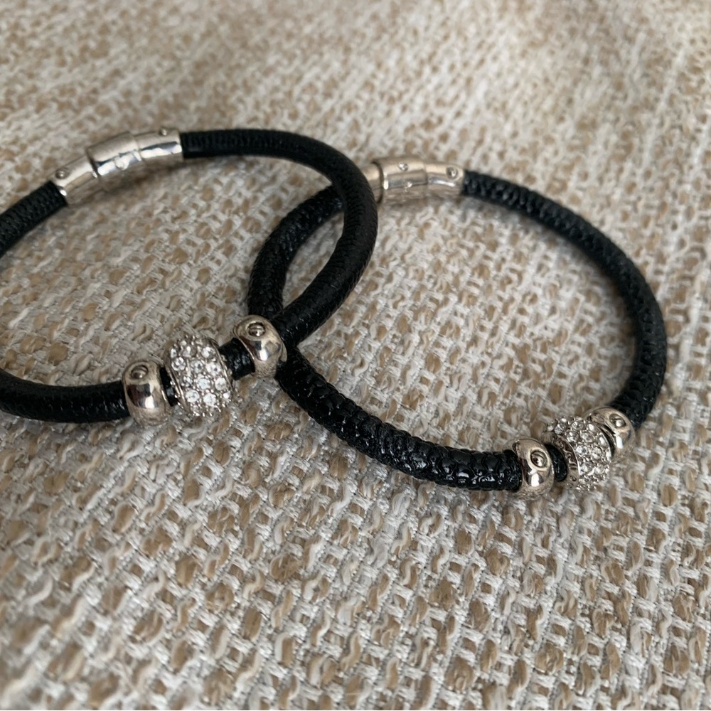 Henri Bendel. Elegant Black and Silver Bracelet Stack. Magnetic clasp. - Picture 2 of 2